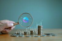 ETFに投資する金の投資信託は、投資先の信託報酬も重なって実質年0.99％程度。上場している金のETFは年0.176％から0.440％