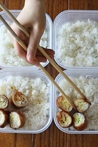 タッパーに詰める4人分の彩り豊かな【肉巻き弁当】が話題　おかずぎっしりの「のっけ弁当」に称賛の声