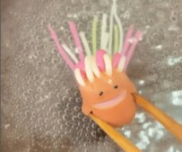 【ソーセー人のインパクトが強め】高校生男子の「ジャンボメンチカツ弁当」が話題！主役のメンチカツがかすむ「ソーセー人」の強さよ...