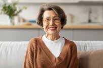 日本の「富裕層・超富裕層」全世帯数に占める割合は何％？《年代別》20〜70歳代の平均貯蓄額と中央値を比較
