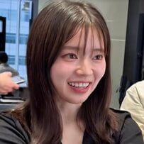 トレンドに敏感な女性がレイヤーに挑戦→プロによる軽やかな〈抜け感ミディアムレイヤー〉に「150点！」と歓喜