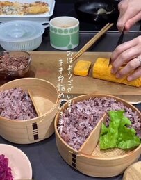 【うっとり】彩り豊かでボリューム満点な「お魚の竜田揚げ弁当」が話題　曲げわっぱに上手な詰めていく様子も必見