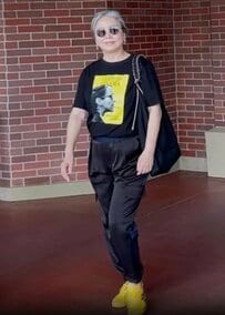 【60代マダム】イエローの差し色がおしゃれな〈ブラックコーデ〉を披露！洗練されたモードスタイルに「かっこいいですね」の声