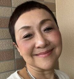 【64歳マダム】ホワイト基調の〈ワントーン×差し色コーデ〉に「素敵でお似合い」の声！オレンジの差し色でより華やかに