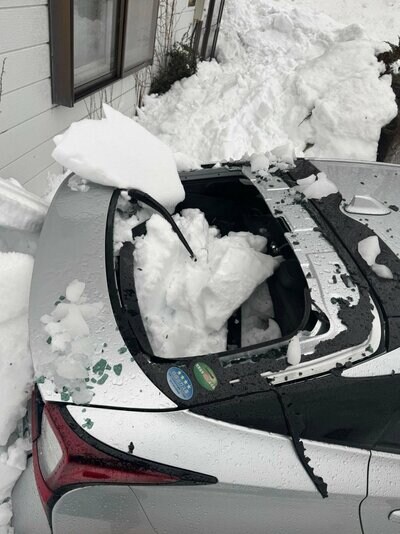 落雪でトランクの窓が全て割れる