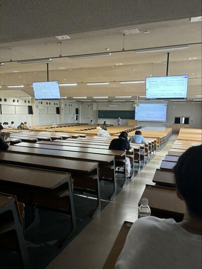 空席が目立つ講義室