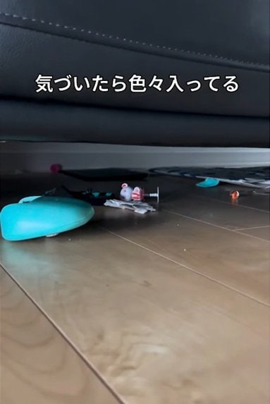 変身前のソファ下