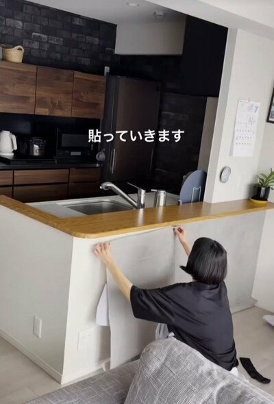 リメイクシートをカウンター壁に貼り付ける工程