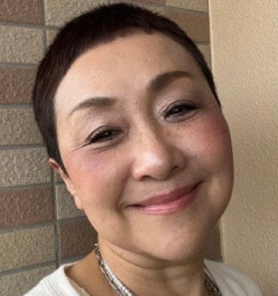 【64歳マダム】ホワイト基調の〈ワントーン×差し色コーデ〉に「素敵でお似合い」の声！オレンジの差し色でより華やかに