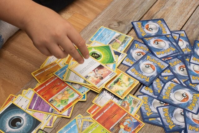 過去に「ポケモンカードを収集していた友人」が持ってきた巨大な缶　中に入っていたものに「これは激アツ」