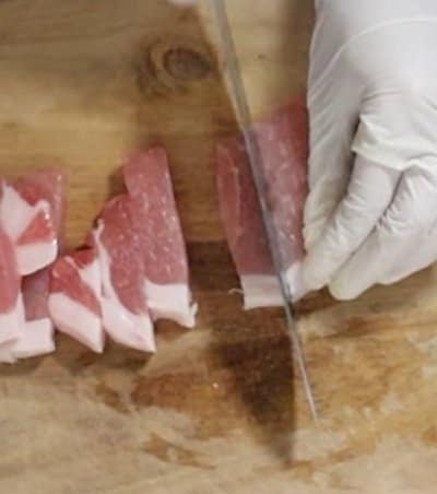 彩り豊かでスタミナ満点！タッパーに詰める4人分の「ポークチャップ弁当」が話題　お肉の下に隠れた名脇役にも注目