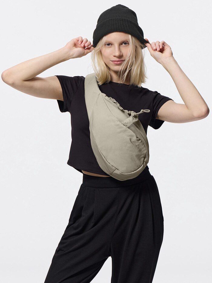 GU「スリングショルダーバッグ」