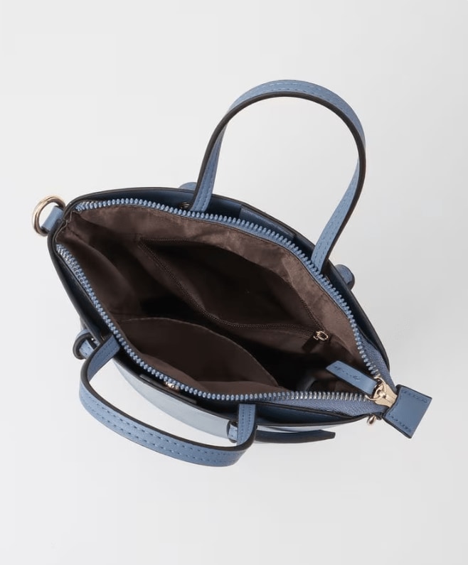 ファスナー付きのメイン部分と両面のおありポケットで収納力抜群！