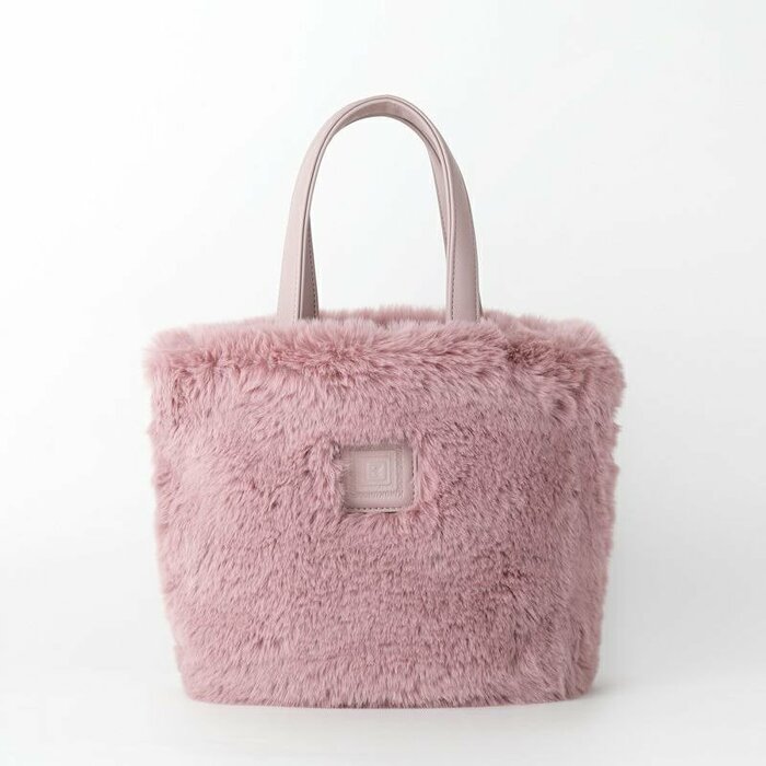 くすみカラーがおしゃれな「スモークピンク」