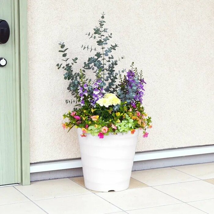 同じシリーズで揃えればお庭に統一感が生まれるでしょう