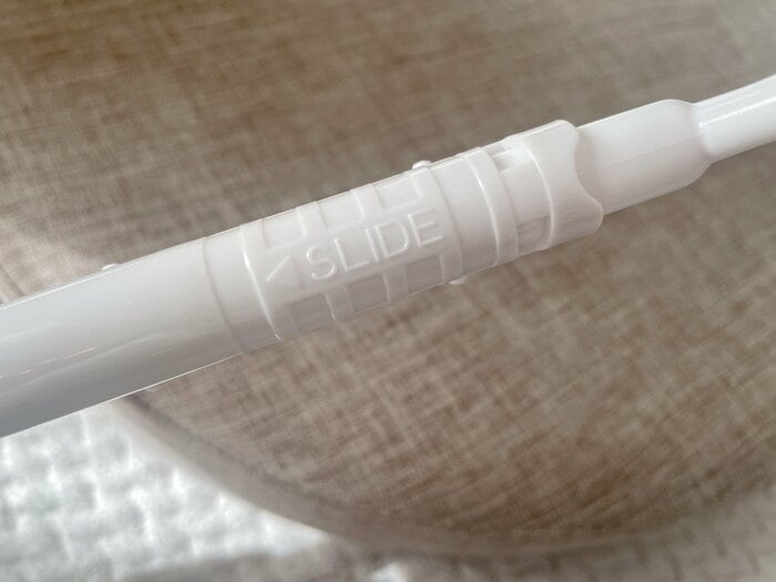 セーター用ハンガーは肩の部分のアームの長さを調節可能