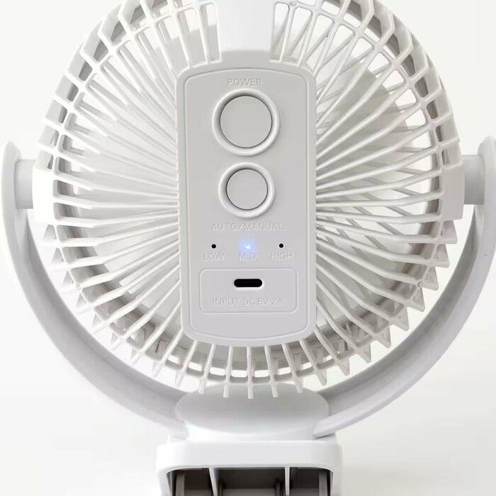 付属のケーブルを使って手軽に充電できるコードレス仕様です