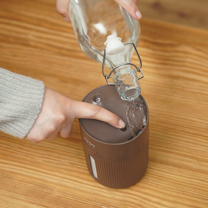 給水の際は、天面のボタンを押して水を流し入れるだけのカンタン設計