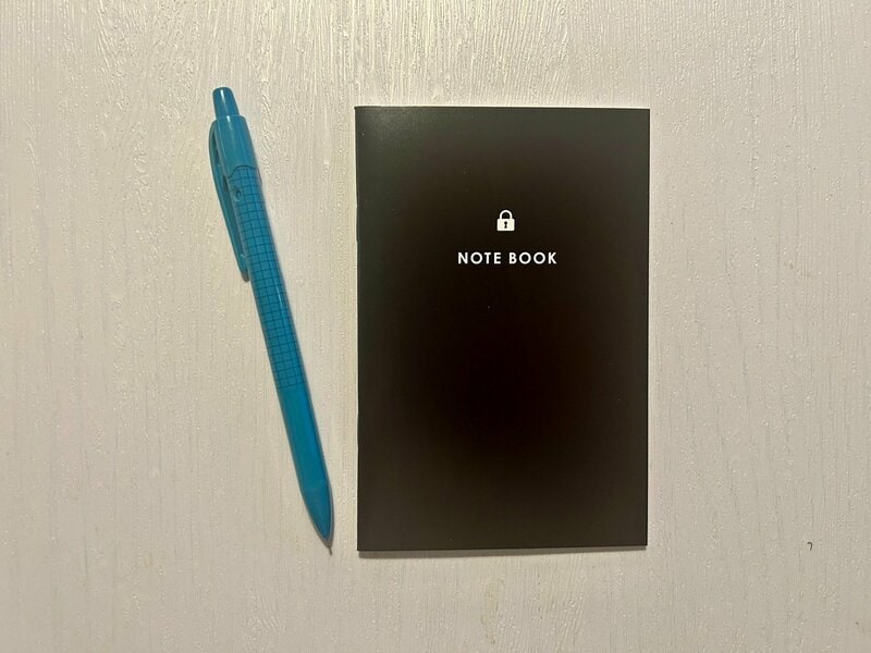 「ペンと並べたサイズ比較。ミニサイズです」