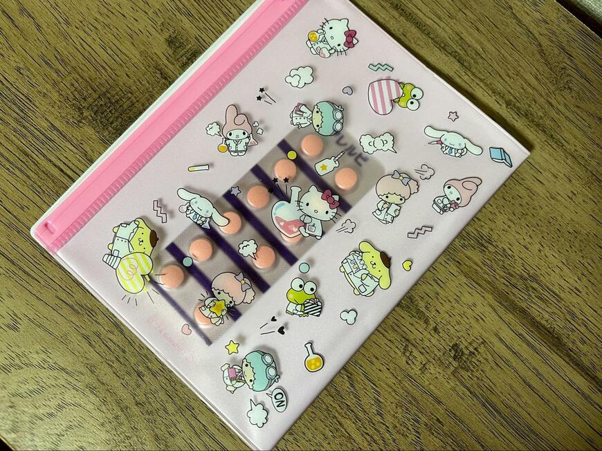 筆者撮影（セリア、お薬手帳カバー M/X かわいいラボ）