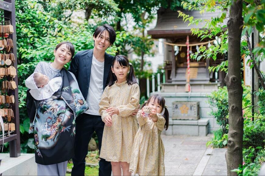 お宮参りで撮影した「家族写真」に約4万いいね　何度見ても笑える「2歳児あるある」が話題に