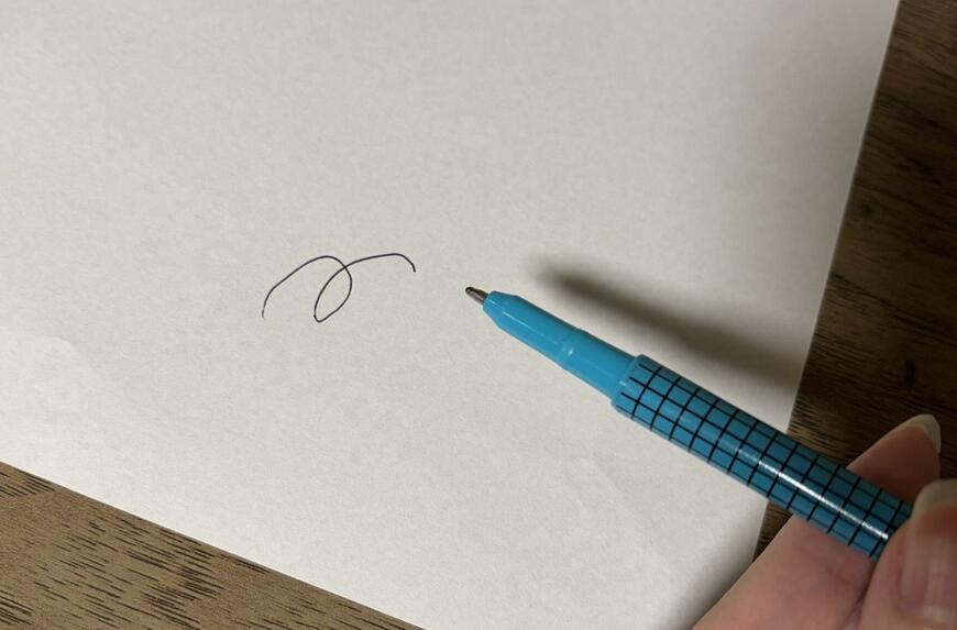 筆者撮影（ダイソー、デザインボールペン（ゲームハンドル型））