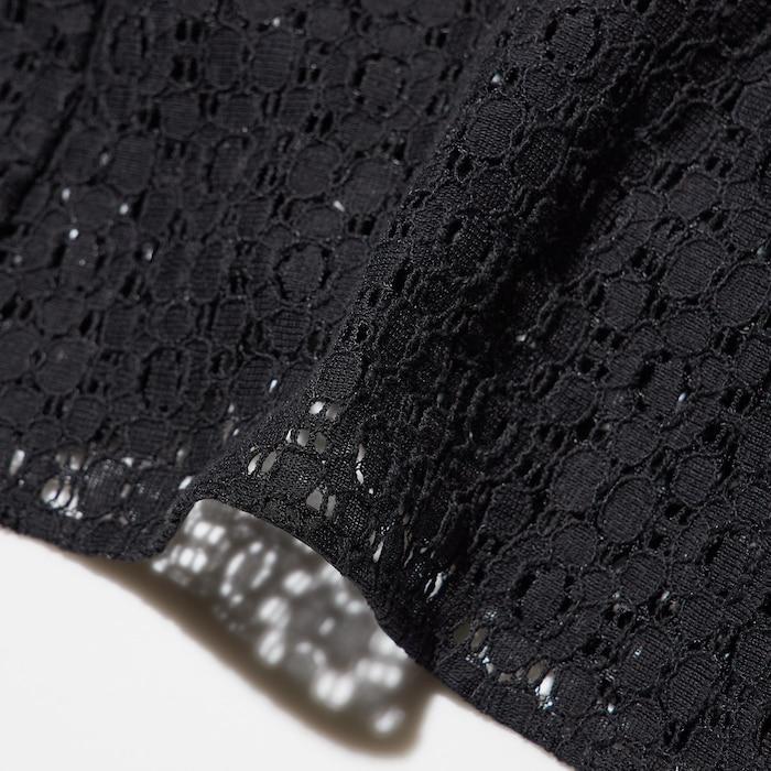 「ニットと重ね着したら襟元が華やかになった！」「チクチクしないので着心地も抜群！」というレビューがありました／出所：ユニクロ公式 レースブラウス（長袖）