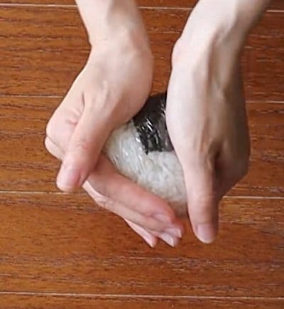 【お弁当術】タッパーにおにぎり2種とおかずを詰めるピクニック弁当。たけのこやスナップエンドウ等を取り入れ、春の行楽の食事にボリュームと満足感を添える献立の工夫