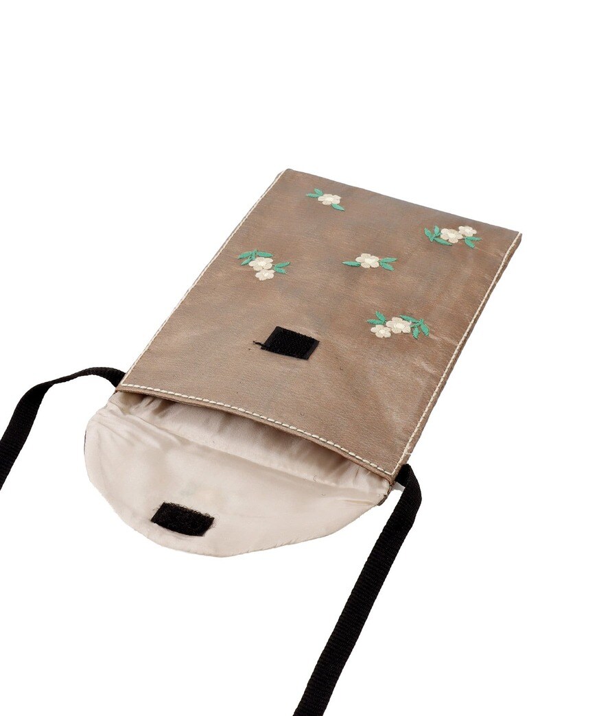 出所：パルグループ公式ファッション通販サイト 3COINS 刺繍ショルダーポーチ：大／ベトナム