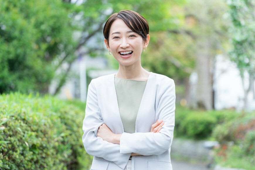 女性で「年収600万円超」は高い壁？年齢に比例して年収が上がっていく男性に対し女性はほぼ横ばいに…