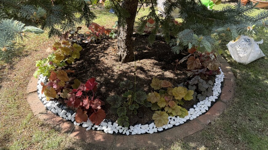 ホワイトストーンとヒューケラの花壇
