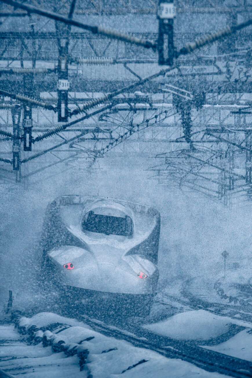 猛吹雪に負けず突き進む新幹線