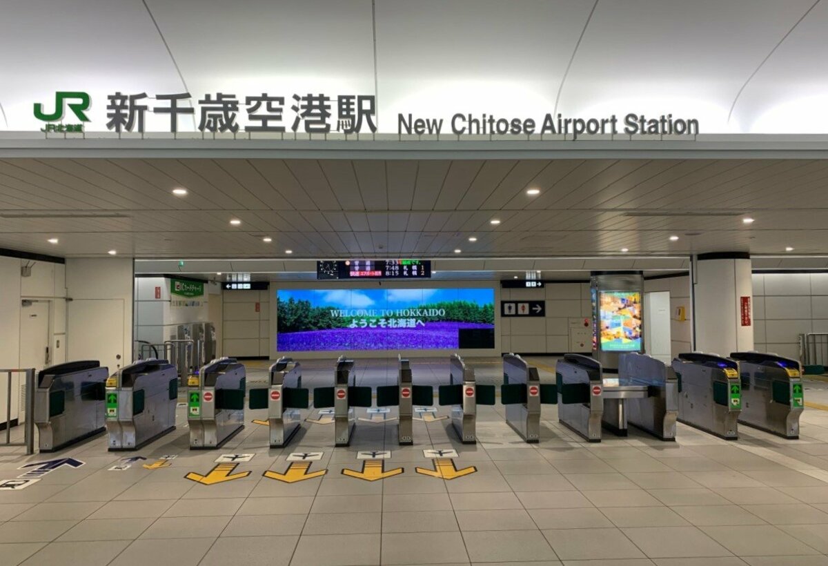 新千歳空港駅に設置された「名物看板」 北海道の大きさがよく分かる地図に驚きの声が続出 思わず見てしまう看板とは？ | 概要 | LIMO |  くらしとお金の経済メディア