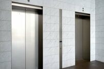 エレベーターで久々に見かけた「注意ステッカー」　ご当地ものかと思いきや…全国各地から目撃情報が集まる