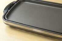 焼きそばを作るためホットプレートに油を垂らしたら…「見たことのない油の形」に思わず目を疑う