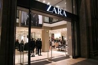 67歳 安藤優子「ZARA」の白デニムを取り入れた爽やか梅雨コーデを紹介「スタイリッシュで素敵」「おしゃれですね」と反響。