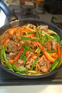 彩り豊かな「青椒肉絲弁当」が話題！お花のゆで卵や星の形のオクラなど可愛いおかずにも反響