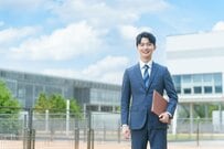 【新卒の初任給】大学卒は月26万2300円、高校卒は月20万7300円。令和7年の調査で学歴別・男女別に確認、前年比は大学卒＋5.6％