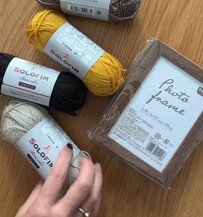 【100均DIY】セリアの〈フォトフレームとソロフィム（毛糸）〉が…おしゃれな壁掛けアートに！10分で完成する高見えインテリア