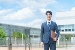 【新卒の初任給】大学卒は月26万2300円、高校卒は月20万7300円。令和7年の調査で学歴別・男女別に確認、前年比は大学卒＋5.6％