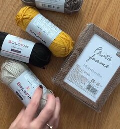 【100均DIY】セリアの〈フォトフレームとソロフィム（毛糸）〉が…おしゃれな壁掛けアートに！10分で完成する高見えインテリア