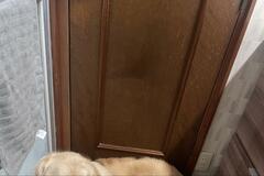 「トイレは向こうでしな」門番をする犬の表情に笑ってしまう！猫の飼育コストについても解説