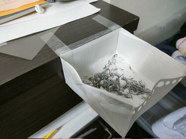 完璧な「消しカス入れ」を発明 直後に判明した「まさかの設計ミス」が