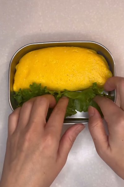 オムライスの横にレタスを敷きます