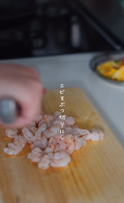 まずはエビをぶつ切りに