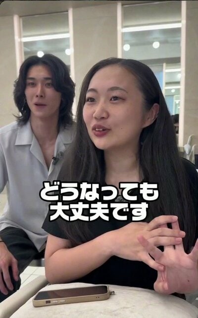 胸より長く、ボリュームのある黒髪の女性の来店時の様子（ビフォー）