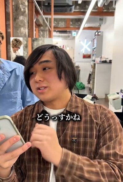 スマホでイメージを伝える男性