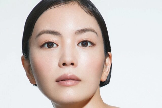 矢野未希子 自宅で1日庭作業。ゼロから庭を整える姿に「土が似合う素敵な女性」「広いお庭ですね」白Tシャツ＆デニムで庭トレ！
