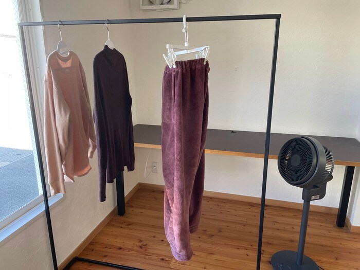 ハンガーを十字に開いてもほとんど場所を取らない点も、高ポイント！