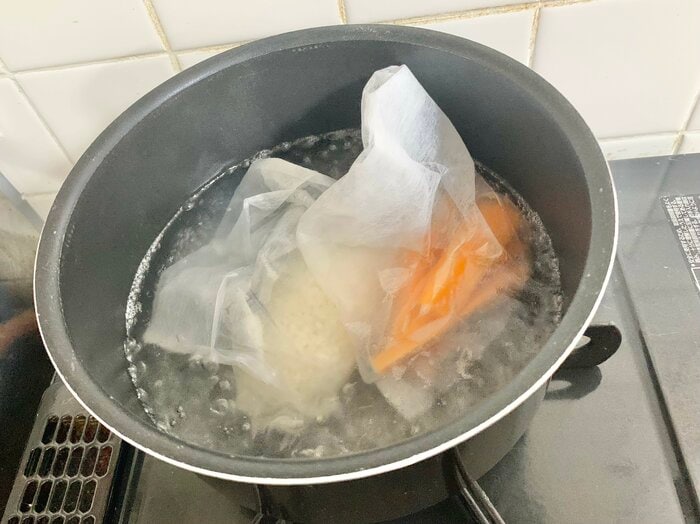 ご飯を炊くのと同時に切った野菜を袋に入れて茹でてみました